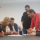 La gerenta de Atención Primaria, con el alcalde, el pedáneo de Nava y el concejal de Sanidad. DL