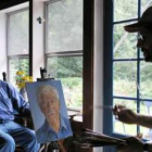 El pintor leonés Félix de la Concha retratando a uno de los supervivientes del Holocausto judío.