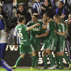 Los jugadores de la Deportiva celebran el tanto de Saúl que abría el marcador para los bercianos junto a parte de la hinchada blanquiazul presente en la Nova Creu Alta de Sabadell.
