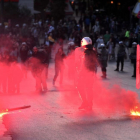Enfrentamientos entre manifestantes y policía, esta madrugada frente al Parlamento griego, en Atenas.