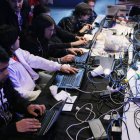 Un grupo de informáticos trabajan a través del ciberespacio y rastrean la Red.