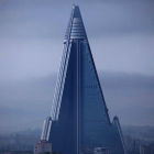 Se han visto tres habitaciones iluminadas en lo alto del hotel vacío Ryugyong, en Pyongyang, Corea del Norte.