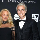 Pamela Anderson posa en la gala benéfica organizada por Sean Penn, acompañada de su hijo.