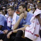 Zach Randolph, Beno Udrih, Marc Gasol y JaMychal Green, sentados en el banquillo de los Grizzlies en un momento del partido contra los Warriors.