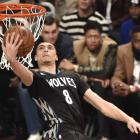 LaVine en el momento de ejecutar el mate que le otorgó el triunfo por delante de Gordon en el ‘Partido de las Estrellas’. WARREN TODA