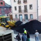 Una excavadora retira el carbón volcado en un incidente en Villaseca de Laciana