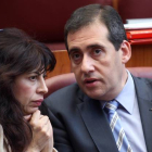 Los procuradores del PSOE Ana Redondo y Miguel Ángel Fernández Cardo, durante el Pleno de las Cortes regionales