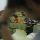 Varios estudiantes realizan un examen en una de las aulas de la universidad