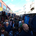 Una de las calles de la muestra, llena de público.