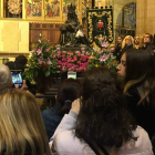 Decenas de mujeres toman una foto con sus móviles de la Virgen en la Catedral tras su traslado desde San Martin. S.V.