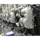 Un operario de Volkswagen trabaja en unos motores diésel en la planta de Salzgitter (Alemania).