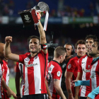 Los jugadores del Athletic Club celebran con el trofeo la consecución de la Supercopa de España.