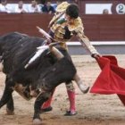 El diestro Alejandro Talavante, en un natural a uno de los astados que le tocó en suerte.