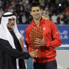 Novak Djokovic celebra la victoria del partido contra David Ferrer en la final del Campeonato Mundial de Tenis Mubadala en Abu Dhabi.