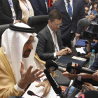 Khalid Al-Falih, ministro de Energía de Arabia Saudí, habla con los periodistas.