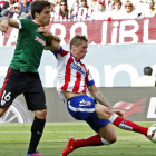 Fernando Torres pelea un balón con el defensa del Athletic Xabier Etxeita.