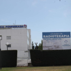 Vista exterior de Clínica Ponferrada, donde se puede ver el cartel, en una imagen tomada ayer. A.F. BARREDO