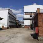 Acceso despejado a la fábrica de Antibióticos, varios meses inactiva.