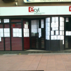 Estado en el que amaneció la oficina del Ecyl en Ponferrada, con carteles que simulaba esquelas.