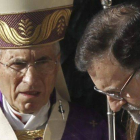 El presidente del Gobierno, Mariano Rajoy, conversa con el cardenal arzobispo de Madrid, Antonio María Rouco Varela, a su llegada hoy a la catedral de la Almudena.