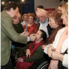 Rajoy saluda a una discapacitada en su acto preelectoral en Logroño