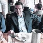 Alexis Tsipras, líder de la izquierda radical Syriza, comparte comida con colaboradores, este sábado en Atenas.