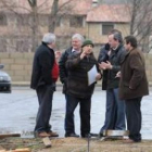 El pedáneo de Sariegos (con gorro) y el alcalde discreparon sobre el suelo de la guardería.