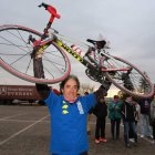 Javier Robles partió ayer hacia Santiago de Compostela desde la sede de Everest.