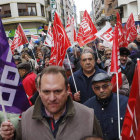 Decenas de leoneses, en su mayoría pensionistas, cortaron ayer la avenida Padre Isla en su protesta. RAMIRO