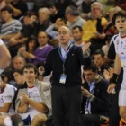 El técnico Jordi Ribera, siempre levantado en el lateral, dirigiendo ayer a sus hombres