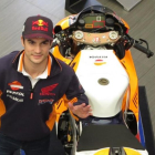 Dani Pedrosa saluda junto a una de las Honda RC213V que hay en Jerez.