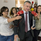 Urkullu evitó responder a los periodistas en los pasillos del Parlamentio Vasco. DAVID AGUILAR