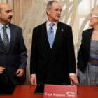 José Manuel Fernández, Emilio de la Puente y Luisa Marcos, durante la firma.