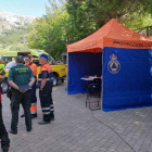 Imagenes del operativo montado ayer en la cueva de Valporquero para el rescate. DL