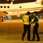 Dos guardias civiles durante una operación en un aeropuerto. CATI CLADERA