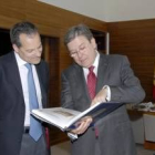 Manuel Martín-Granizo, junto al presidente de las Cortes, José Manuel Fernández Santiago
