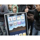 Una niña entra disfrazada de iPad en una tienda Apple de San Francisco.
