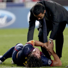 Carles Puyol es atendido en un partido de la Liga de Campeones tras caer lesionado.