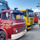 Camiones clásicos estacionados ayer junto a la avenida de los Escritores de Ponferrada. DL