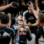 Sebastian Vettel celebra con su equipo la victoria en el Gran Premio de Japón.