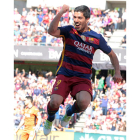 Los jugadores del FC Barcelona celebran su victoria ante el Granada al finalizar el partido en Los Cármenes. PEPE TORRES
