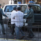 Agentes de la Guardia Civil, en el momento de la detención de dos de los acusados.