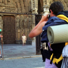 Turistas fotografiándose a la entrada de la Catedral.