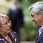 La presidenta Bachelet conversa con Piñera en la residencia de éste en Santiago.