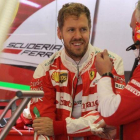 Sebastian Vettel dialoga con miembros del equipo Ferrari, en México.