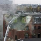 La demolición del edificio con una grúa fue seguida en los alrededores