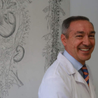 Serafín de Abajo Olea, en el despacho médico donde pasa consulta. SECUNDINO PÉREZ