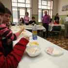 Los alumnos del colegio Sánchez Albornoz participaron en el desayuno cardiovascular y atendieron a l