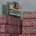 Montones de palés de termoarcilla de la fábrica de Ceranor de Valencia de Don Juan. JESÚS F. SALVADORES