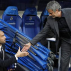 El entrenador portugués del Real Madrid, José Mourinho, saluda al técnico del Barça, Pep Guardiola.